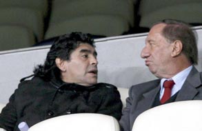 Билардо (справа) уверен, что Марадона блефует