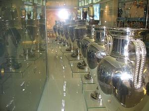 Коллекция еврокубков в музее 