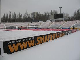 Стадион еще в снегу